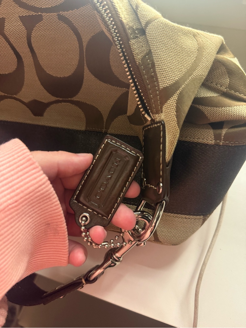 Vintage Authentic COACH Women's Signature Canvas Shoulder Bag in Khaki/Brown - Picture 5 of 8